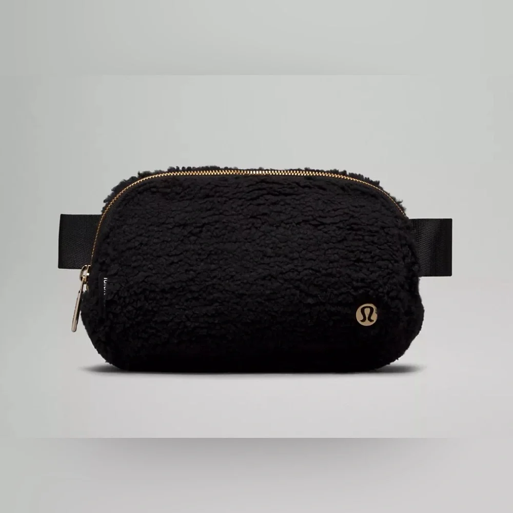 Lululemon Everywhere Belt Bag Fleece Black/ Gold 1L One‎ Size NWT